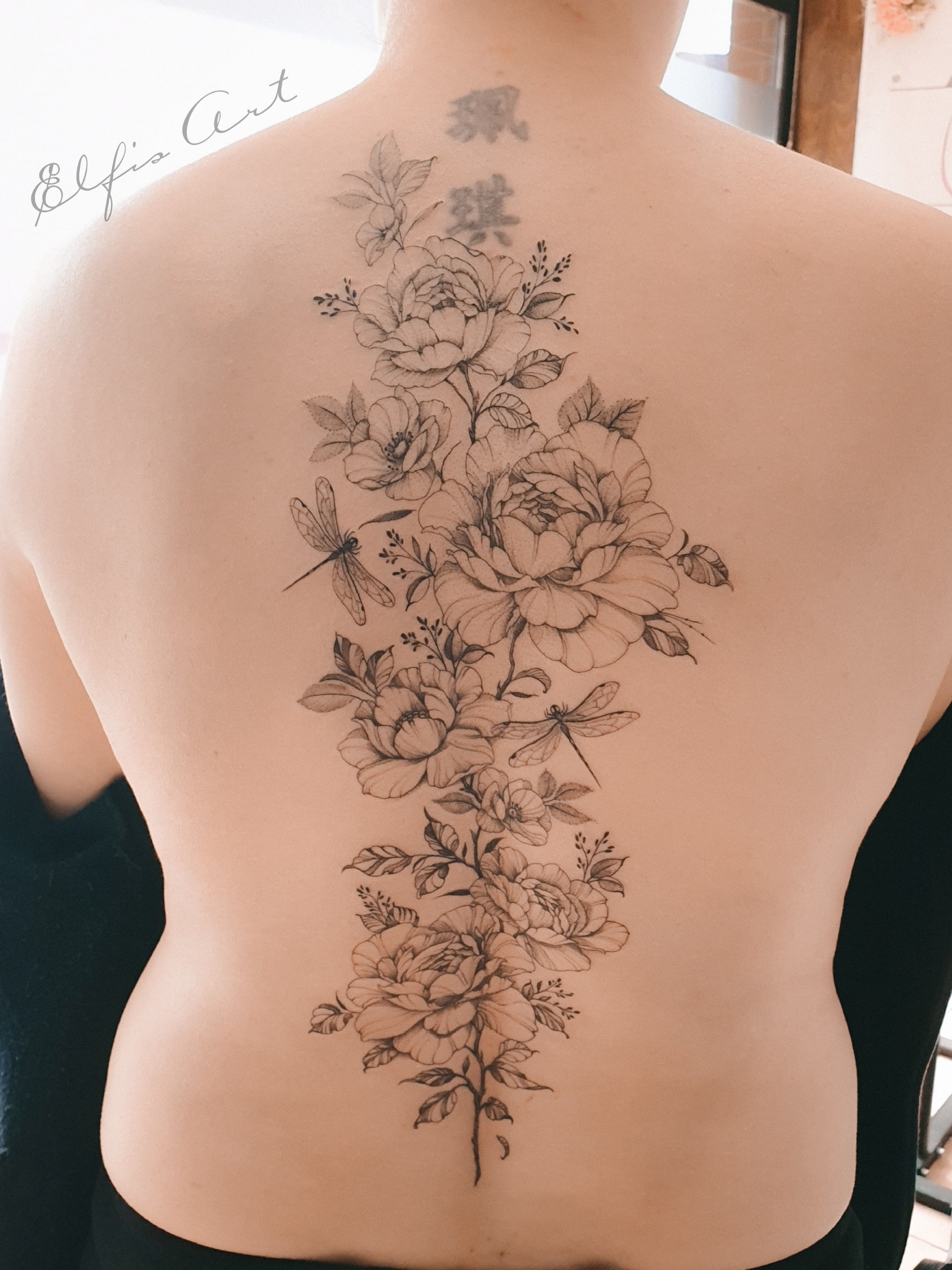 florales Rücken Tattoo mit Libellen