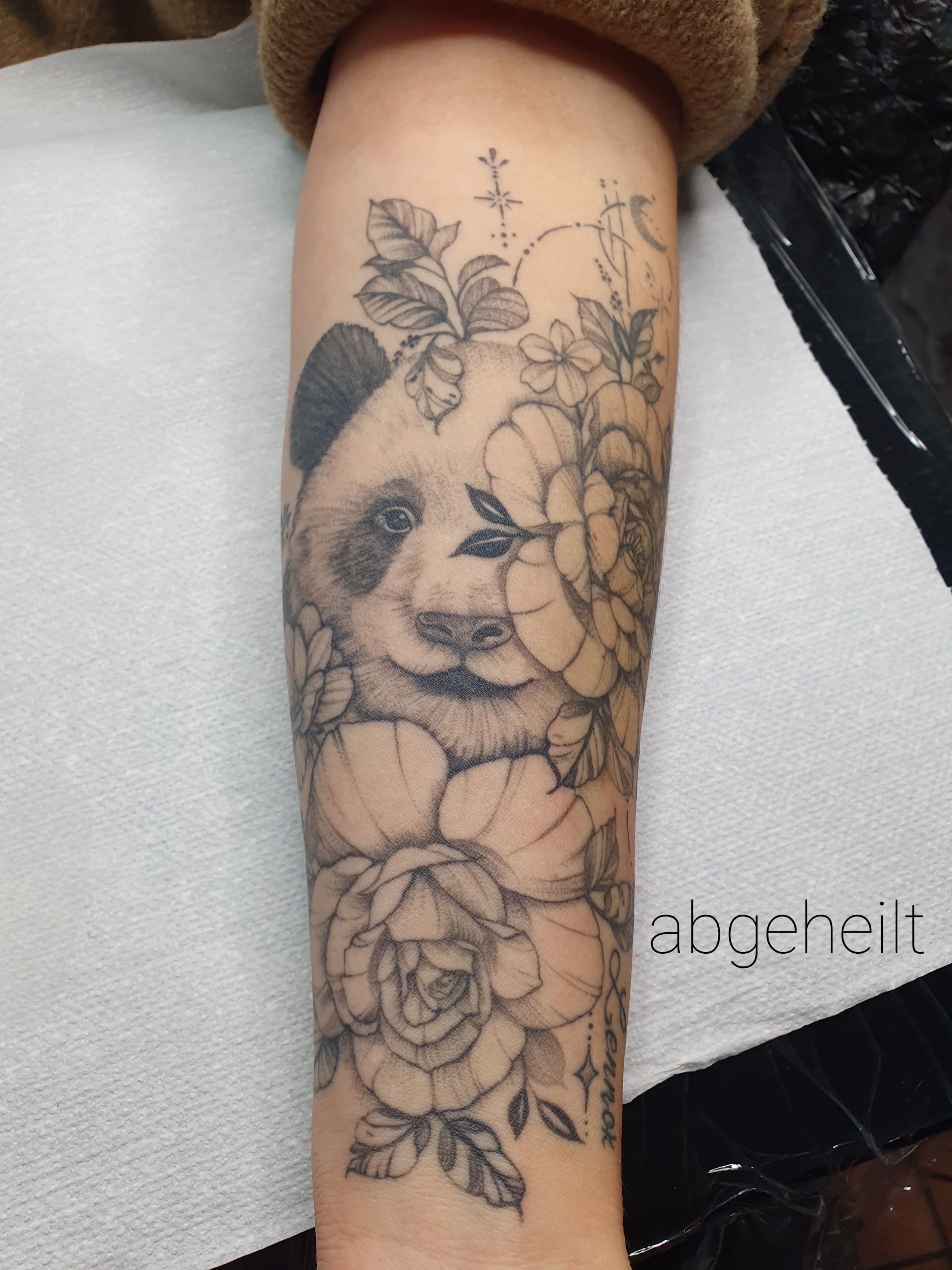 florales Tattoo mit Panda
