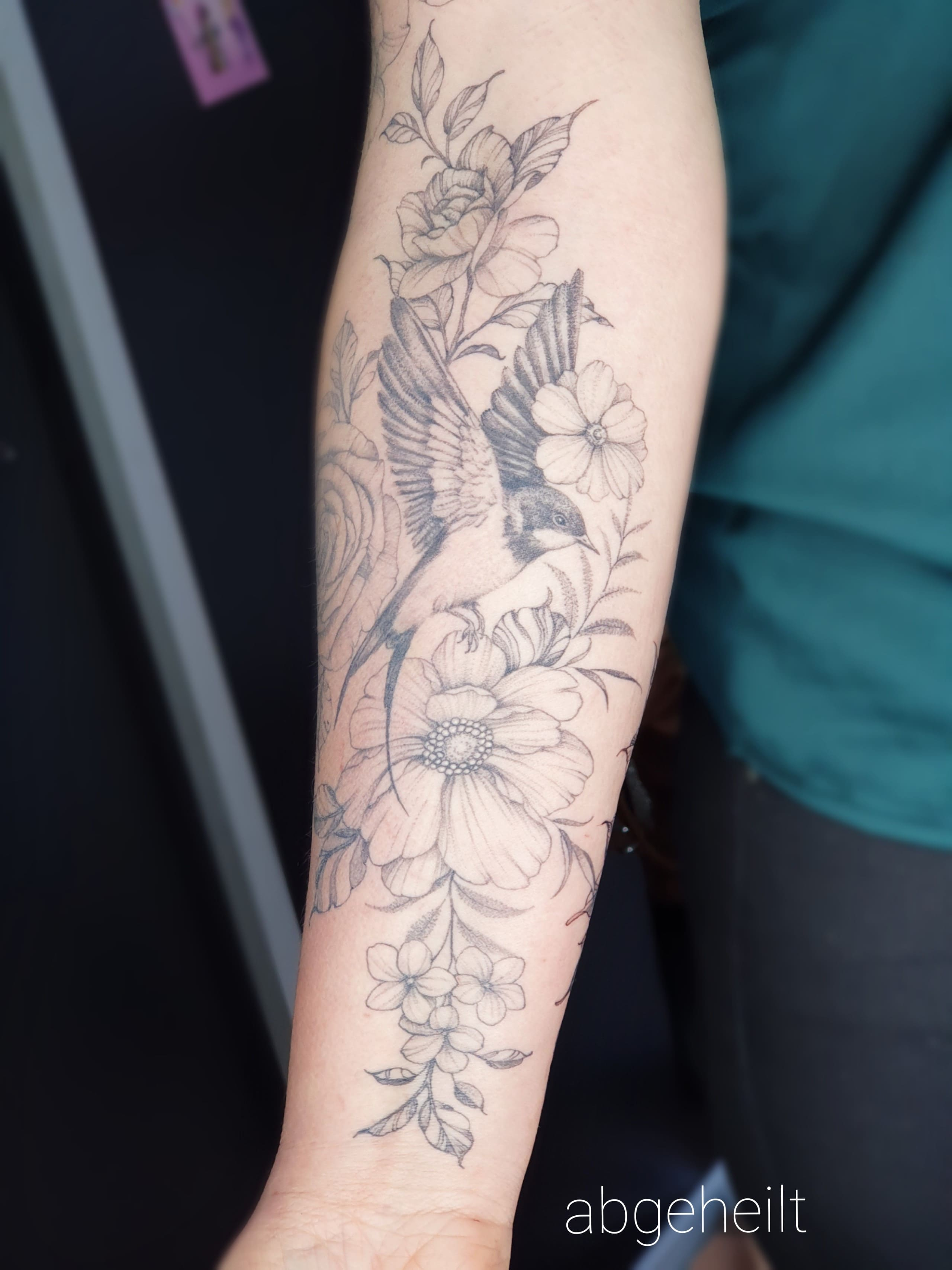 florales Tattoo mit Vogel