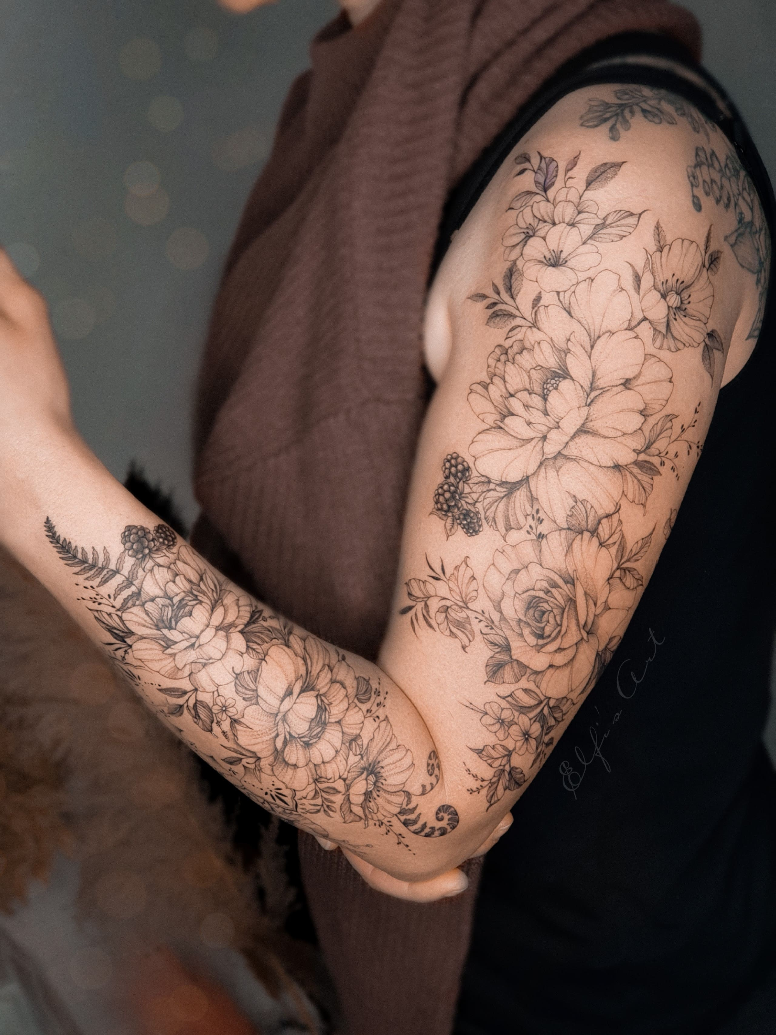 florales Arm Tattoo mit Beeren