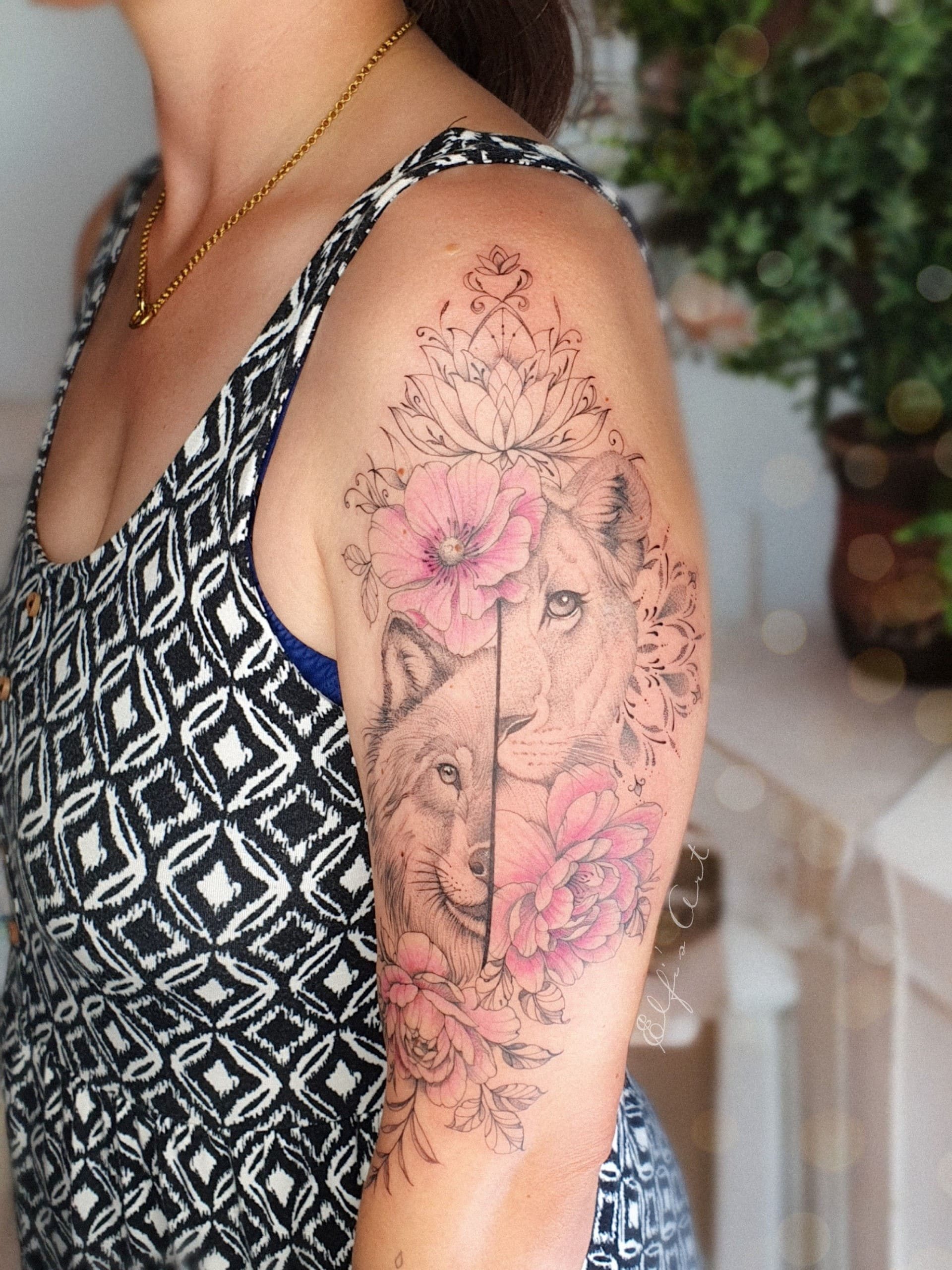 florales halb Löwin halb Wolf Tattoo