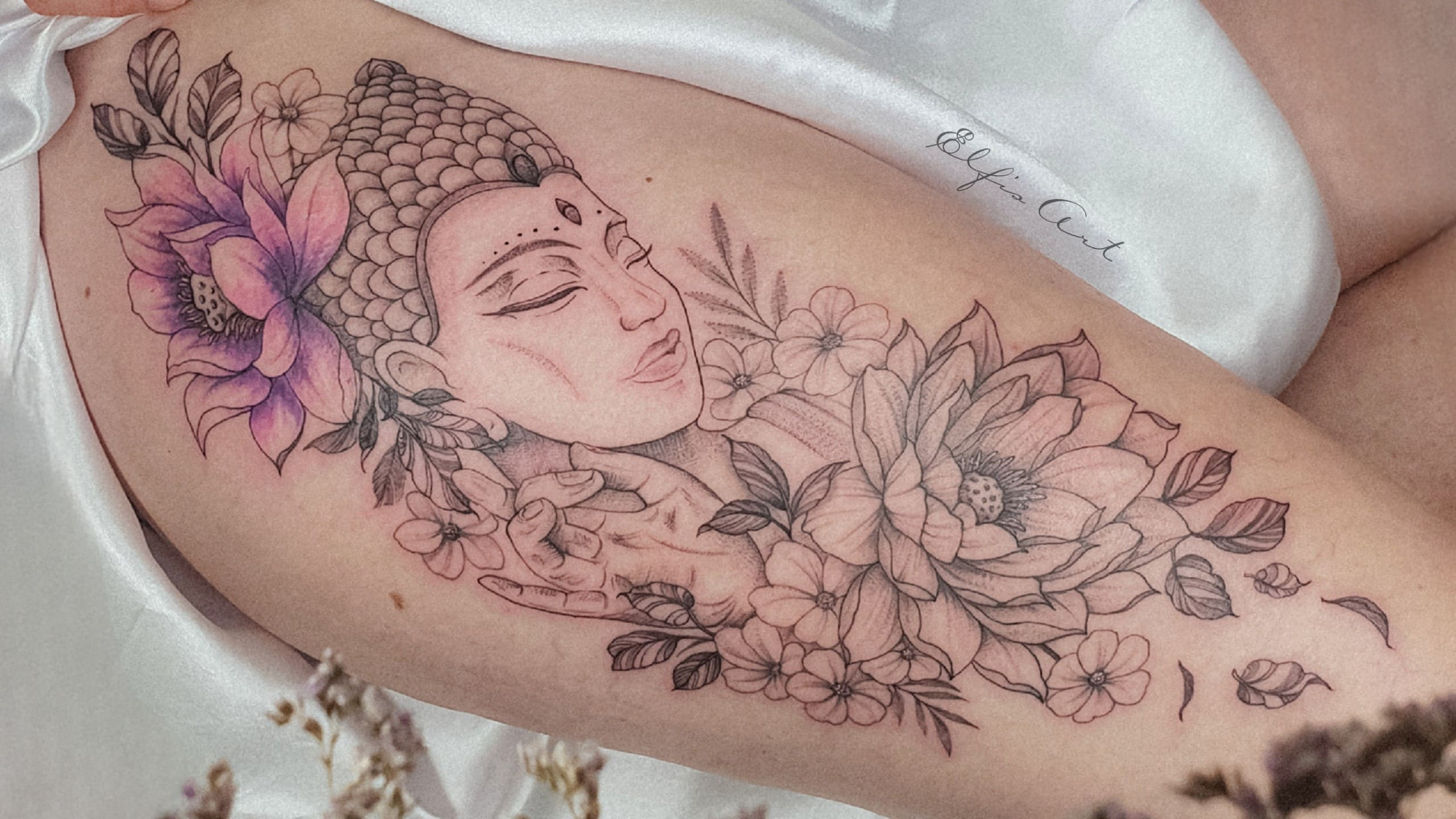 florales Tattoo mit Buddhistischer Göttin
