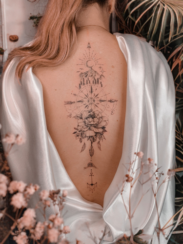 Rückentattoo Kompass und Landschaft