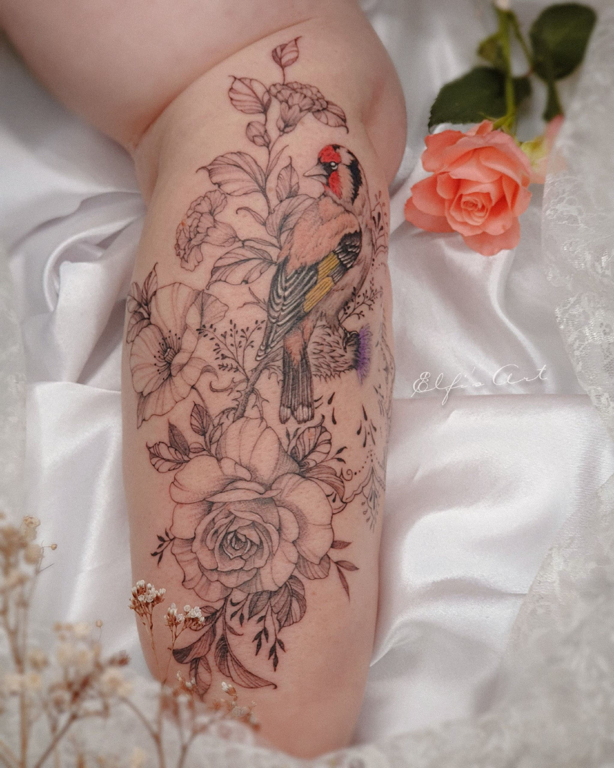 florales Vogeltattoo